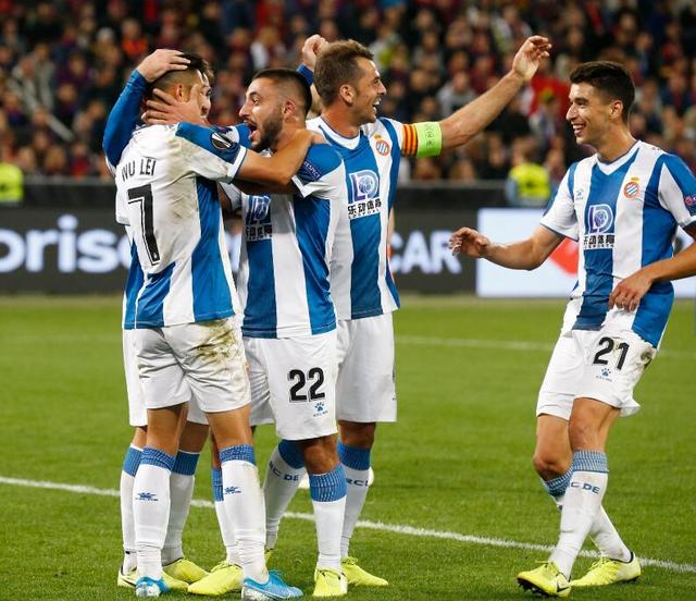  汉诺威96主场气势如虹，德甲魔鬼主场名副其实